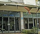 Hotel Istra. Табличка гласит: Hotel C kategoria.