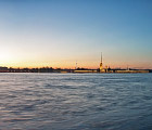 Панорама набережной Невы,вид на Дворцовый мост и Петропавловскую крепость.